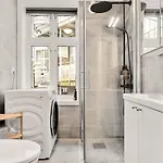 Dinbnb I Views & Street Parking In Sandviken *